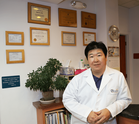 Dr David H Lee Front 555x496 1 Experienced ophthalmologist at Leevision professional eye clinic.