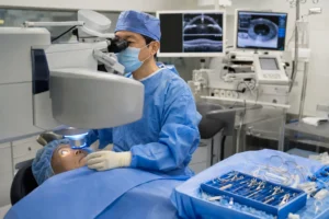 Board-certified ophthalmologist performing femtosecond laser cataract surgery in Flushing Queens NYC. 